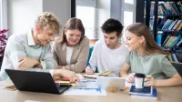 Transport i spedycja | Studia podyplomowe w Szczecinie | Uniwersytet WSB Merito Szczecin: Zespół studentów wspólnie analizuje dane i notuje wnioski.