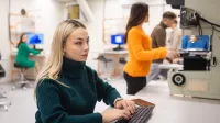 Zintegrowany system informatyczny SAP ERP | Studia podyplomowe w Szczecinie | Uniwersytet WSB Merito Szczecin: "Studentka Uniwersytetu WSB Merito pracująca przy komputerze w laboratorium technicznym