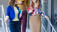 Przygotowanie pedagogiczne – dla nauczycieli przedmiotów lub zajęć prowadzonych w szkole podstawowej i ponadpodstawowej | Studia podyplomowe w Szczecinie | Uniwersytet WSB Merito Szczecin: Trzy osoby schodzą po schodach, prowadząc rozmowę.