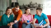 Zarządzanie i inwestowanie w   nieruchomości | Studia podyplomowe w Szczecinie | Uniwersytet WSB Merito Szczecin: Studenci WSB Merito rozmawiają i przeglądają materiały.