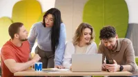 Programista Python Developer | Uniwersytet WSB Merito Szczecin: grupa studentów w kolorowej sali pracuje przy laptopie