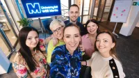 Zarządzanie i inwestowanie w   nieruchomości | Uniwersytet WSB Merito Szczecin: Grupa studentów robiąca sobie selfie