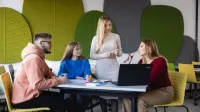 Controlling w biznesie | Studia podyplomowe w Szczecinie | Uniwersytet WSB Merito Szczecin: grupa studentów dyskutująca nad projektem