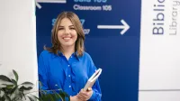 Psychologia polityki i komunikacja w kampaniach wyborczych | Studia podyplomowe w Szczecinie | Uniwersytet WSB Merito Szczecin: Studentka Uniwersytetu WSB Merito Szczecin z książkami