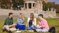 Zielarstwo i fitoterapia | Studia podyplomowe w Szczecinie | Uniwersytet WSB Merito Szczecin: grupa studentów ucząca się w plenerze