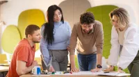 Administracja i bezpieczeństwo wewnętrzne | Studia II stopnia w Szczecinie | Uniwersytet WSB Merito Szczecin: Grupa studentów pracuje zespołowo nad projektem w przyjaznej przestrzeni Uniwersytetu WSB Merito.