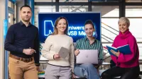 Bezpieczeństwo i ochrona cyberprzestrzeni | Studia podyplomowe w Szczecinie | Uniwersytet WSB Merito Szczecin: Studenci UWSB razem w nowoczesnym wnętrzu uczelni.