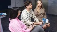 Zarządzanie w administracji | Uniwersytet WSB Merito Szczecin: Grupa studentów na korytarzu