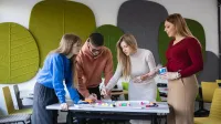 Business Intelligence – analiza danych | Studia podyplomowe w Szczecinie | Uniwersytet WSB Merito Szczecin: grupa studentów realizujące projekt na zajęciach na WSB Merito Szczecin