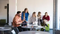 Administracja bezpieczeństwa publicznego | Uniwersytet WSB Merito Szczecin: grupa studentów na korytarzu na Uczelni WSB Merito Szczecin