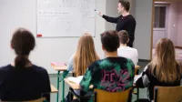 Zarządzanie | Studia II stopnia ze studiami podyplomowymi w Szczecinie | Uniwersytet WSB Merito Szczecin: grupa studentów na zajęciach z statystki