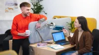 Informatyka | Studia I stopnia w Szczecinie | Uniwersytet WSB Merito Szczecin: Dwoje studentów w pracy w biurze