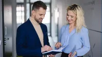 MBA Zarządzanie w podmiotach leczniczych | Studia MBA w Szczecinie | Uniwersytet WSB Merito Szczecin: uczestnicy MBA rozmawiają na korytarzu