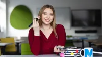 Ekokosmetyka | Studia I stopnia w Szczecinie | Uniwersytet WSB Merito Szczecin: studentka robi makijaż