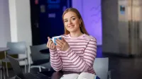 Ekokosmetyka | Studia I stopnia w Szczecinie | Uniwersytet WSB Merito Szczecin: studentka z kubkiem