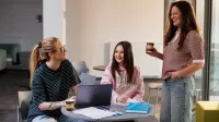 Kosmetologia | Studia I stopnia w Szczecinie | Uniwersytet WSB Merito Szczecin: studentki w czasie rozmowy