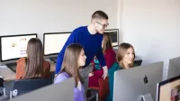 Inżynieria sieci, systemów i bezpieczeństwa IT | Studia I stopnia w Szczecinie | Uniwersytet WSB Merito Szczecin: studenci w sali informatycznej