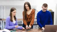 Zarządzanie produktami i usługami energii zrównoważonej | Studia I stopnia w Szczecinie | Uniwersytet WSB Merito Szczecin: studenci na warsztacie