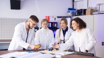 Wyniki wyszukiwania | Uniwersytet WSB Merito Szczecin: grupa studentów w laboratorium