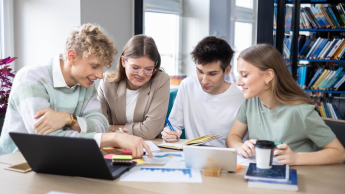 Transport i spedycja | Studia podyplomowe w Szczecinie | Uniwersytet WSB Merito Szczecin: Zespół studentów wspólnie analizuje dane i notuje wnioski.