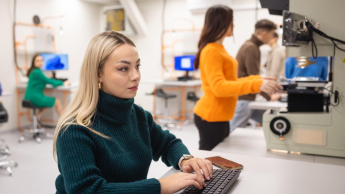 Zintegrowany system informatyczny SAP ERP | Studia podyplomowe w Szczecinie | Uniwersytet WSB Merito Szczecin: "Studentka Uniwersytetu WSB Merito pracująca przy komputerze w laboratorium technicznym