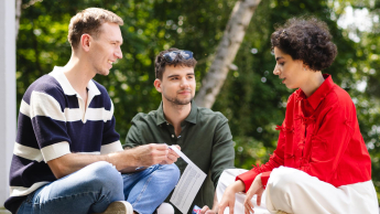 Innowacyjne zarządzanie publiczne | Studia II stopnia ze studiami podyplomowymi  | Uniwersytet WSB Merito Szczecin: Trzech studentów Uniwersytetu WSB Merito Poznań dyskutuje na świeżym powietrzu.