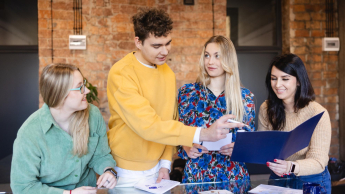Zarządzanie przedsiębiorstwem | Studia I stopnia w Szczecinie | Uniwersytet WSB Merito Szczecin: Studenci pracują razem przy stole.