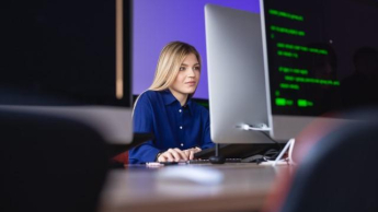 Sztuczna inteligencja dla biznesu | Studia I stopnia w Szczecinie | Uniwersytet WSB Merito Szczecin: studentka przy komputerze na Uczelni WSB Merito Szczecin