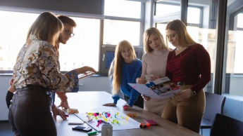 Finanse i rachunkowość | Studia II stopnia w Szczecinie | Uniwersytet WSB Merito Szczecin: Grupa studentów realizuje projekt na Uczelni WSB Merito Szczecin