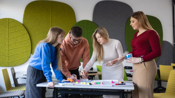 Cyberbezpieczeństwo i obrona cybernetyczna | Studia II stopnia ze studiami podyplomowymi  | Uniwersytet WSB Merito Szczecin: grupa studentów realizujące projekt na zajęciach na WSB Merito Szczecin