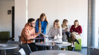 Administracja bezpieczeństwa publicznego | Studia II stopnia w Szczecinie | Uniwersytet WSB Merito Szczecin: grupa studentów na korytarzu na Uczelni WSB Merito Szczecin