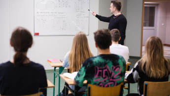 AI: prawo i etyka | Studia podyplomowe w Szczecinie | Uniwersytet WSB Merito Szczecin: grupa studentów na zajęciach z statystki