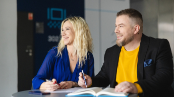 Zarządzanie i obrót nieruchomościami | Studia I stopnia w Szczecinie | Uniwersytet WSB Merito Szczecin: Uczestnicy studiów MBA piszą notatki przy stole- Uniwersytet WSB Merito w Szczecinie