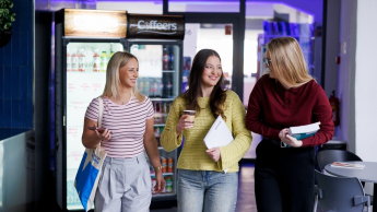 Odnowa biologiczna i wellness | Studia I stopnia w Szczecinie | Uniwersytet WSB Merito Szczecin: studentki z książkami