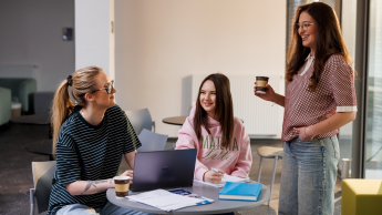 Kosmetologia | Studia I stopnia w Szczecinie | Uniwersytet WSB Merito Szczecin: studentki w czasie rozmowy