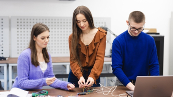 Zarządzanie produktami i usługami energii zrównoważonej | Studia I stopnia w Szczecinie | Uniwersytet WSB Merito Szczecin: studenci na warsztacie