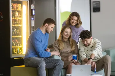 ABC studenta | Uniwersytet WSB Merito Szczecin: grupa studentów w strefie relaksu przed laptopem