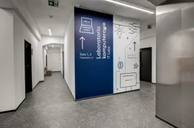 Nasz kampus | Uniwersytet WSB Merito Szczecin: Korytarz przed laboratoriami komputerowymi WSB Merito Szczecin.