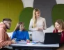 Czy mózg jest oszustem? Posłuchaj podcastu Kamila Zielińskiego | Aktualności | Uniwersytet WSB Merito Szczecin: Studenci robiący projekt przy stole na uczelni