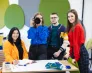 Bezpłatne studia podyplomowe dla pracowników PSZ | Aktualności | Uniwersytet WSB Merito Szczecin: Studenci Uniwersytetu WSB Merito w sali kreatywnej, dziewczyna robi zdjęcie