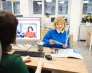 Turbo Weekendy – Największe Powtórki Maturalne w Polsce! | Aktualności | Uniwersytet WSB Merito Szczecin: Kobieta w biurze rekrutacji przeglądająca informator