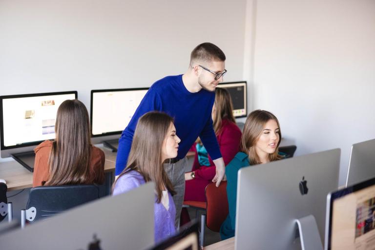 Poznaj nas | Uniwersytet WSB Merito Szczecin: Studenci korzystają z komputerów