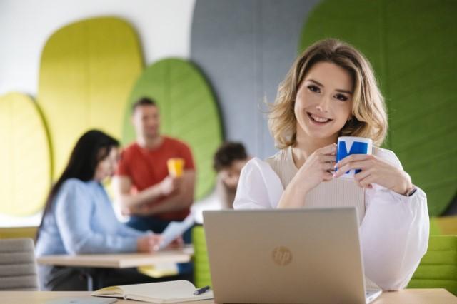Przeniesienie z innej uczelni w Szczecinie | Uniwersytet WSB Merito Szczecin: Studentka z kubkiem z M