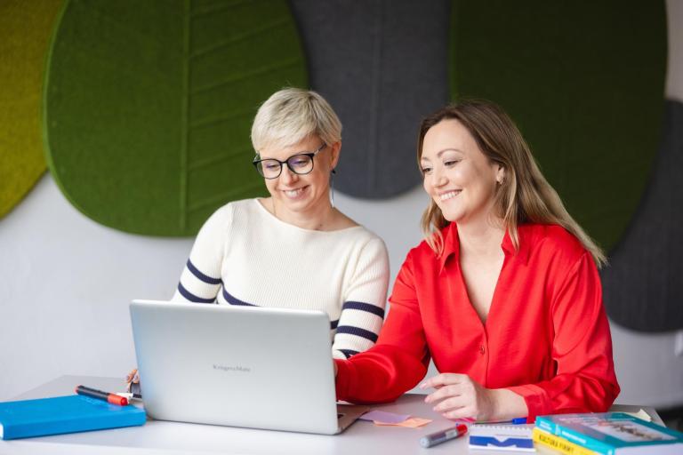 HR Manager | Studia podyplomowe w Szczecinie | Uniwersytet WSB Merito Szczecin: dwie studentki przy laptopie