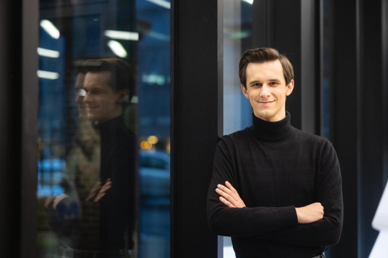 Dorobek naukowy | Uniwersytet WSB Merito Szczecin: Student Uniwersytetu WSB Merito w nowoczesnym wnętrzu uczelni