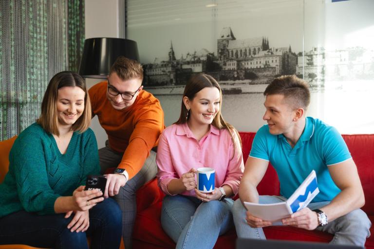 Pełnomocnik Rektora ds. Studentów z Niepełnosprawnościami | Uniwersytet WSB Merito Szczecin: Studenci WSB Merito rozmawiają i przeglądają materiały.