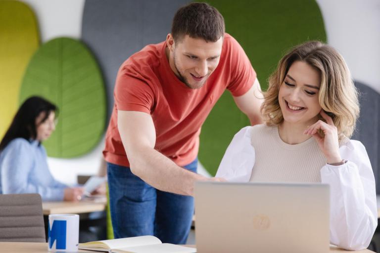 Nowoczesne technologie i usługi dla biznesu | Studia I stopnia w Szczecinie | Uniwersytet WSB Merito Szczecin: student i studentka przy laptopie