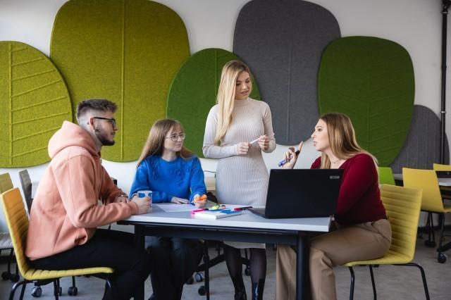 Strefa studenta | Uniwersytet WSB Merito Szczecin: grupa studentów dyskutująca nad projektem