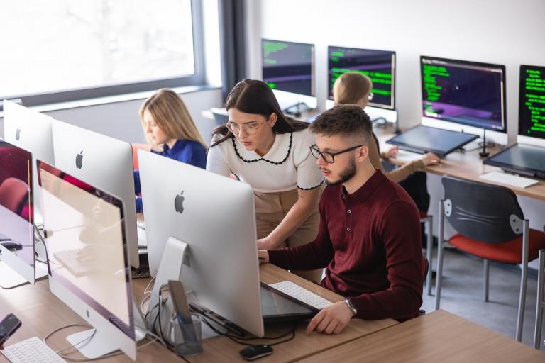Cyfrowy uniwersytet | Uniwersytet WSB Merito Szczecin: grupa studentów w sali komputerowej