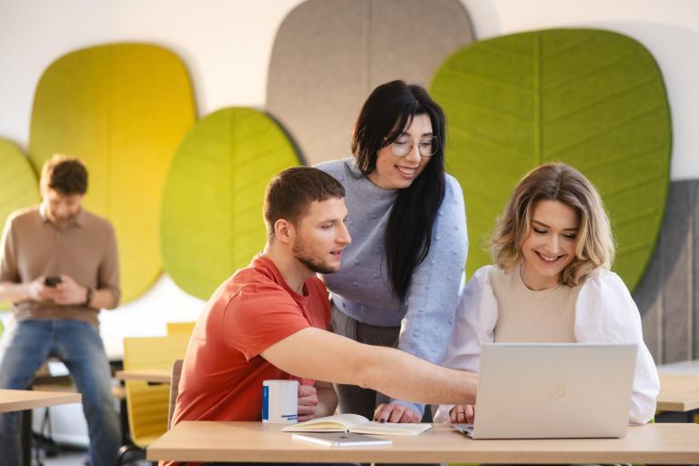 Studia II stopnia z podyplomowymi w Szczecinie | Uniwersytet WSB Merito Szczecin: Studenci pracują razem przy laptopie